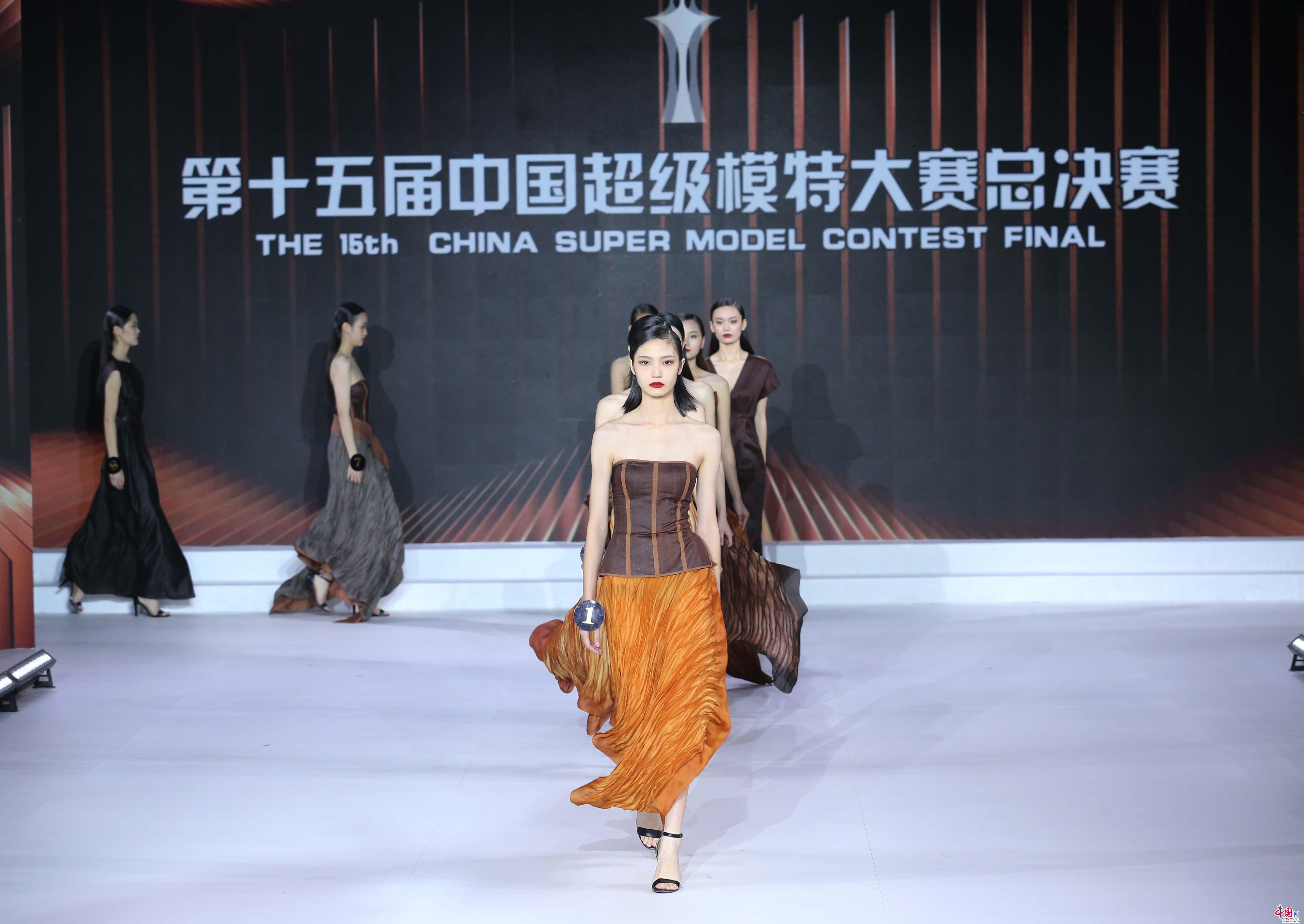 18岁女孩陈驰成为新一代中国超级模特大赛冠军